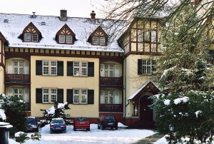 Das Haus im Winter, von der Straße aus gesehen. Foto: NN
