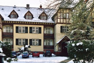 Das Haus im Winter, von der Straße aus gesehen. Foto: NN
